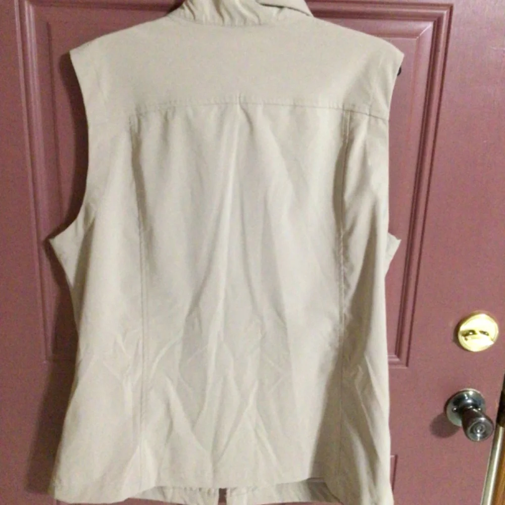 TravelSmith Tan Women's Vest - Picture 2 of 4